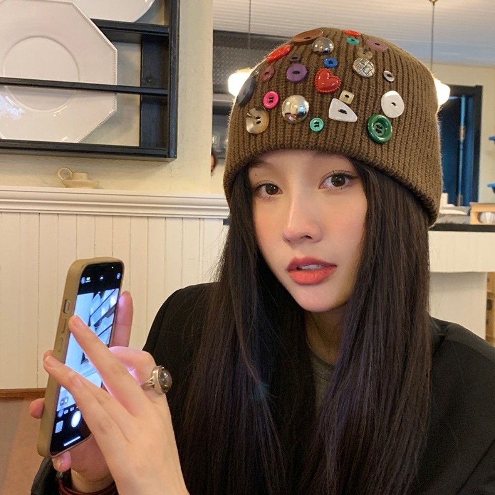 قبعة بيني مزينة بأزرار ملونة،  - مراجعة Beanie Cuffed Knit وسعره